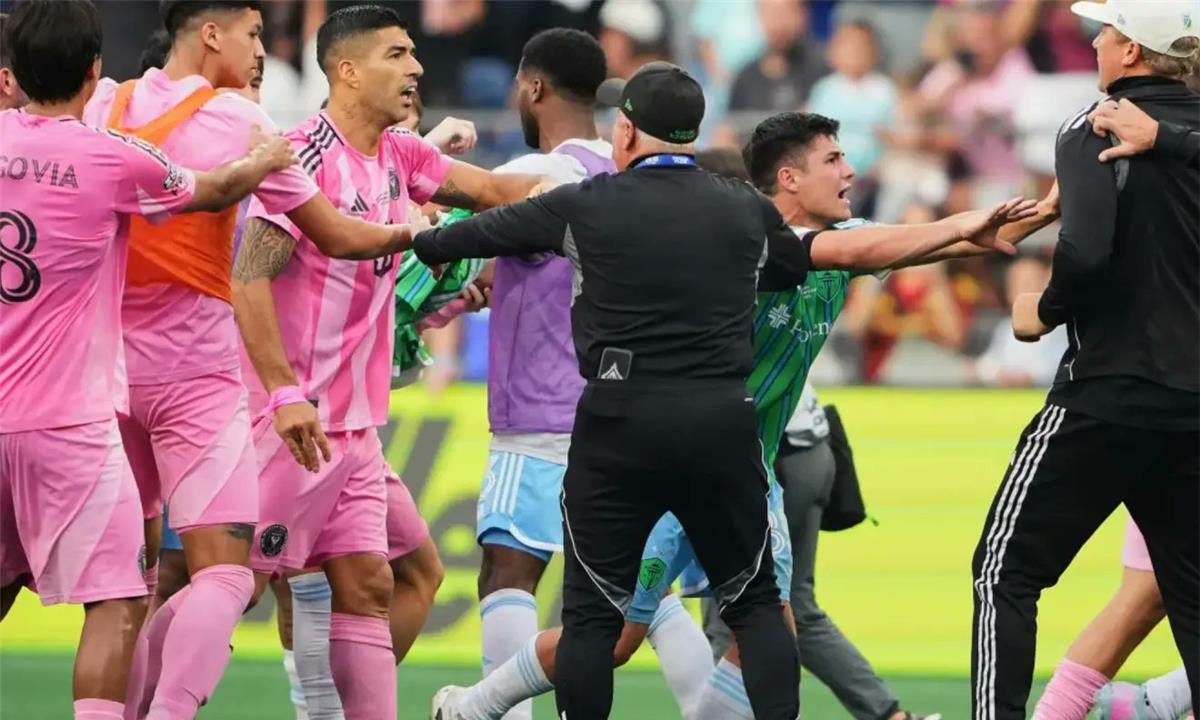 بصق سواريز على مدرب سياتل.. عقوبة قاسية و6 مباريات إيقاف!