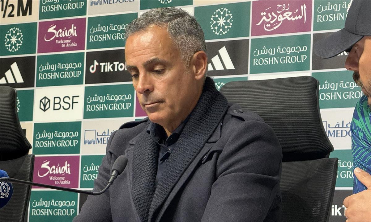 جوميز يهاجم حكم الفيديو في مباراة الاتحاد والفتح: “لا عذر له”
