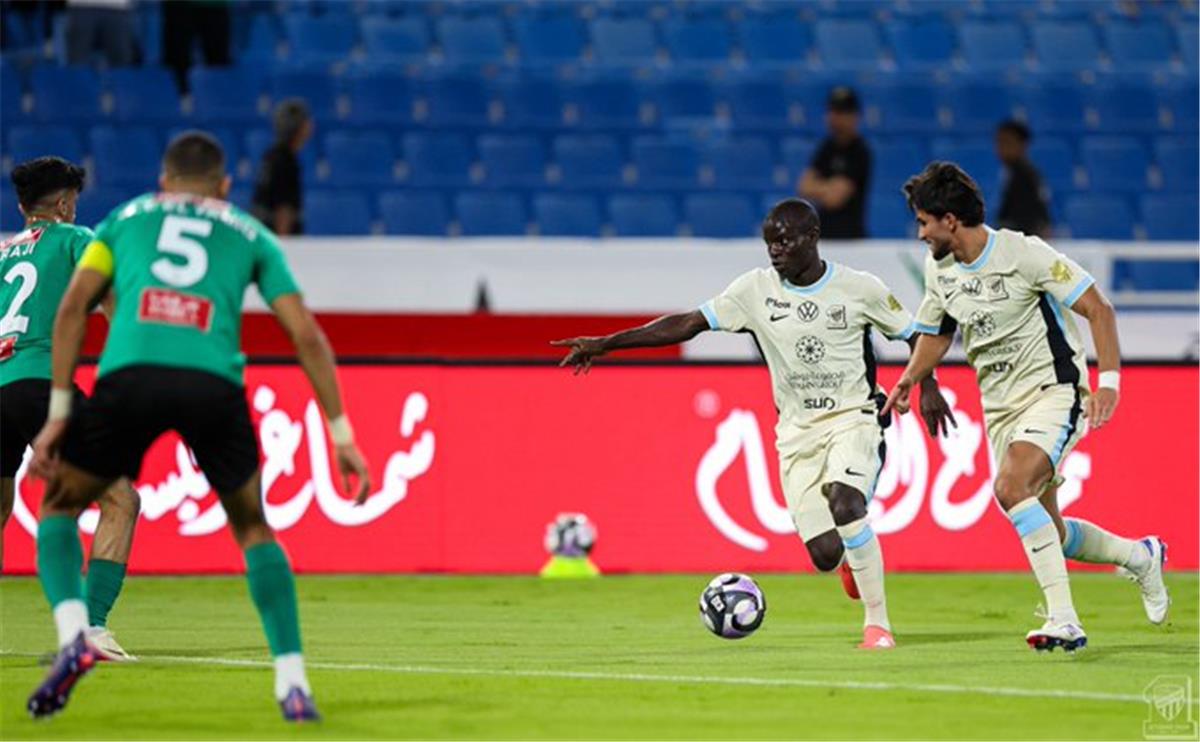 هدف قاتل في الوقت القاتل! الاتحاد يهزم النجمة ويُواصل صدارة دوري روشن