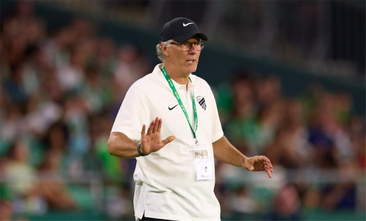 الاتحاد يجدد الثقة: حسم موقف لوران بلان بعد هزيمة النصر في دوري روشن