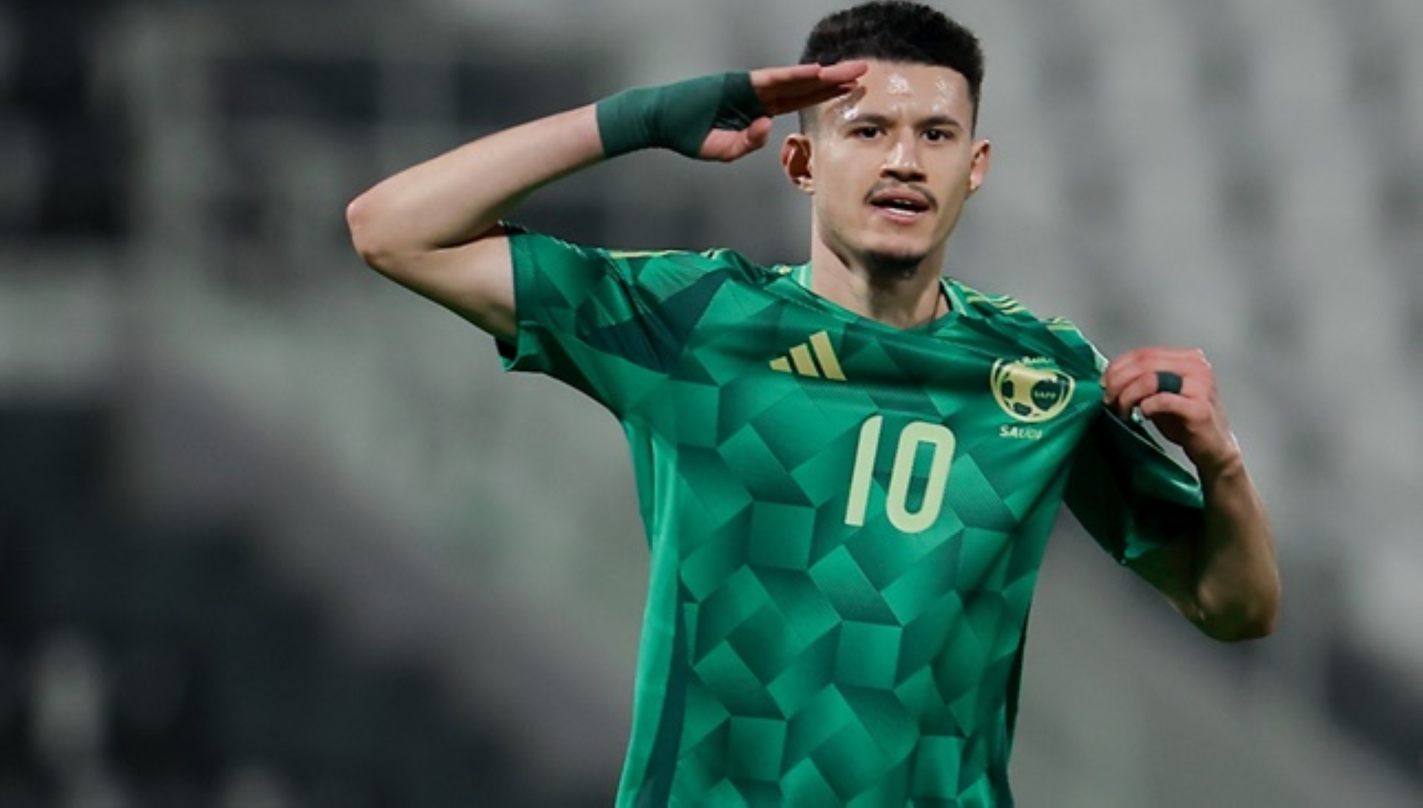 صدمة للأخضر: غياب الحمدان عن تدريبات المنتخب السعودي قبل قمة العراق المصيرية
